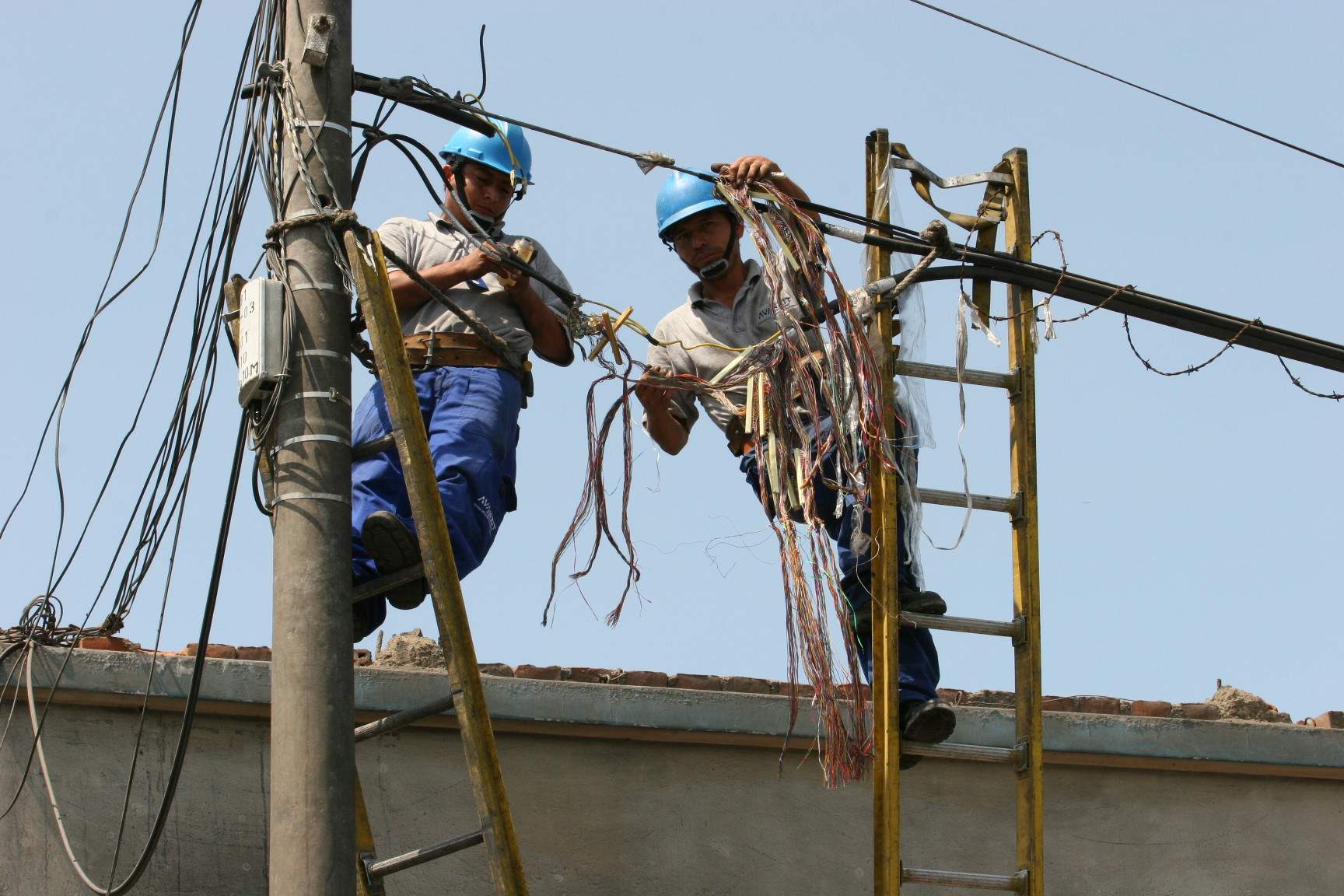 Tecnicos-reparando-cables.jpg