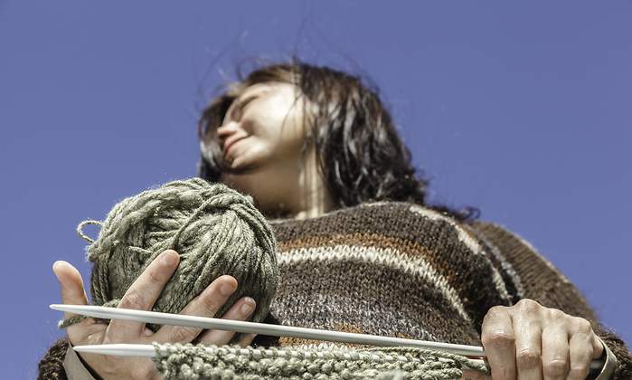 tejer-chica-manualidades-dreamstime.jpg