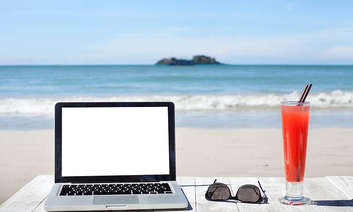 ordenador-gafas-playa-trabajo-distancia.jpg