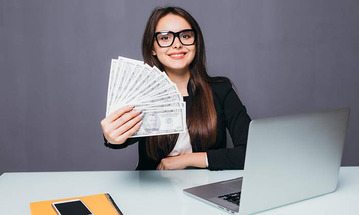 mujer-negocios-dinero-dreamstime.jpg