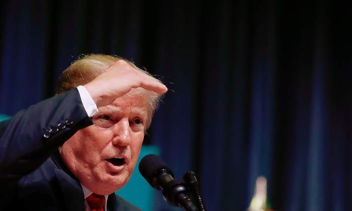 trump-mano-frente.jpg