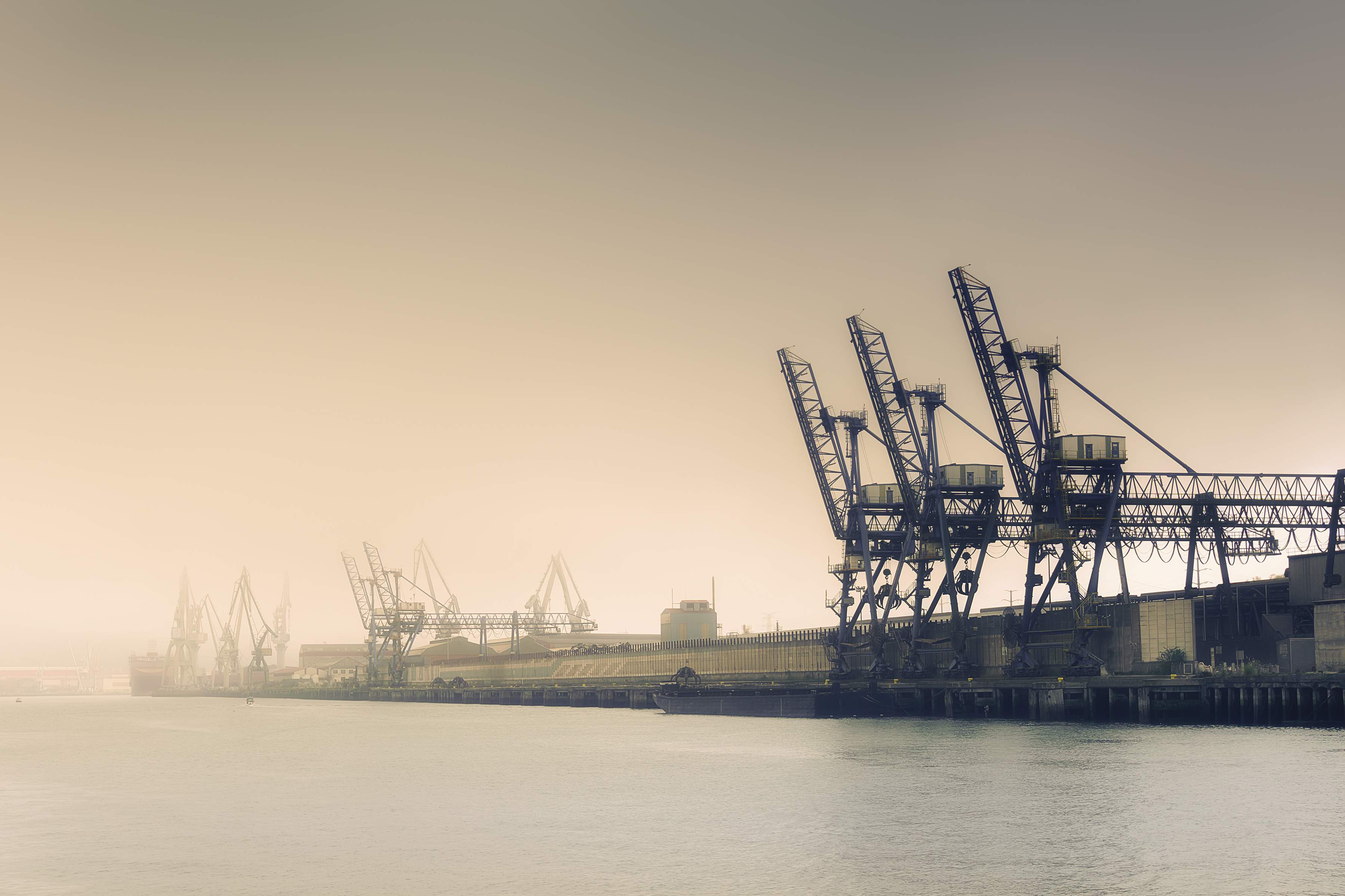 puerto_gruas_istock.jpg