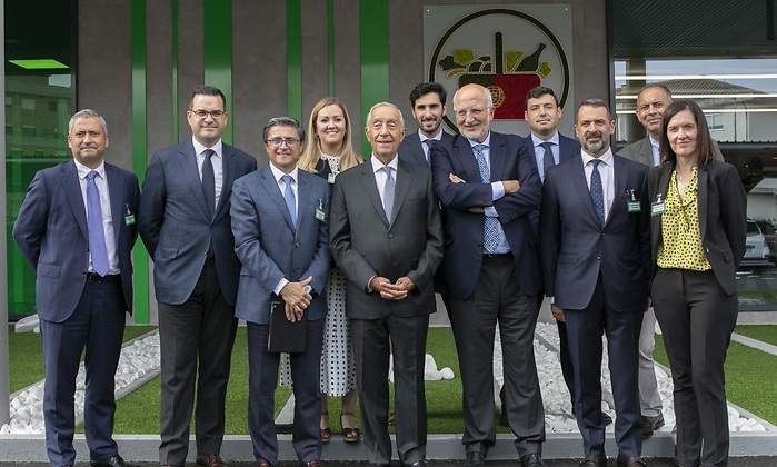 EuropaPress_2258830_El_presidente_de_Portugal_Marcelo_Rebelo_de_Sousa_el_presidente_de_Mercadona_Juan_Roig_y_miembros_del_Comite_de_Direccion_de_Mercadona_y_resto_de_miembros_del_equipo_de_Mercadona.jpg