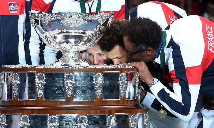 copa-davis-beso-trofeo-francia-getty.jpg