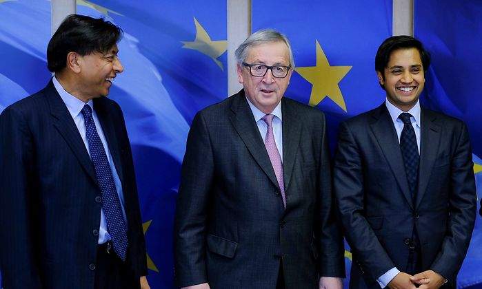 Lakshmi Mittal presidente de ArcelorMittal y el consejero delegado Aditya Mittal junto al presidente de la Comisin Europea Jean-Claude Juncker