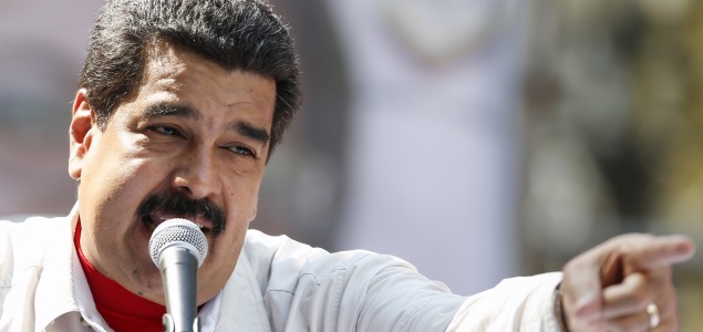 maduro-microfono-senala-dedo-reuters.jpg