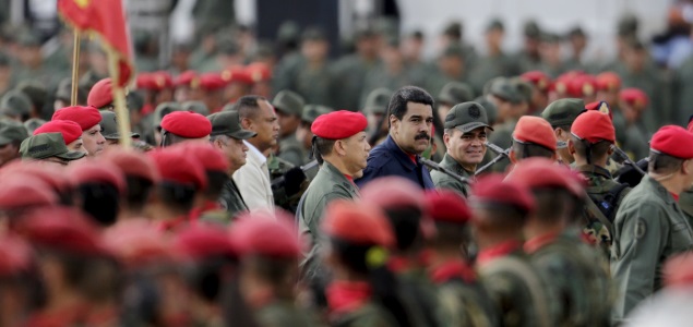 maduro-militares-rodeado-reuters-635.jpg