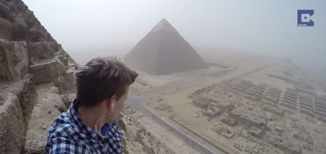 turista-aleman-piramide-egipto.jpg
