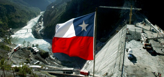 chile_bandera_presa.jpg