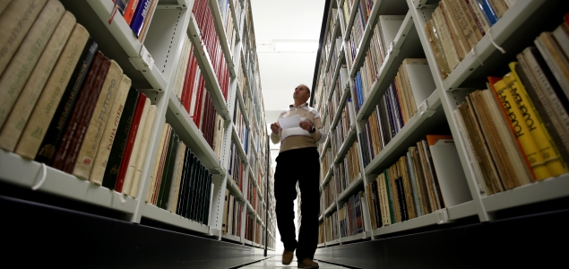 Libros-estanteria-hombre-635-REUTERS.jpg