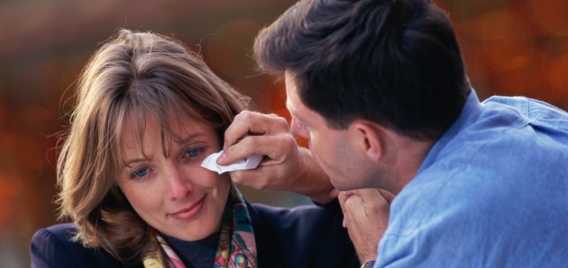 mujer-llora-hombre-seca-lagrimas-getty.jpg