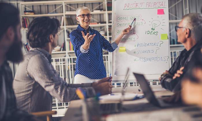 emprendedores-senior-mujer-presentacion.jpg