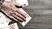 jubilada-mano-billetes.jpg