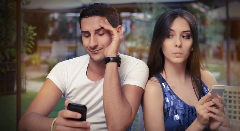 celular-celos-espiar-pareja-istock-770.jpg
