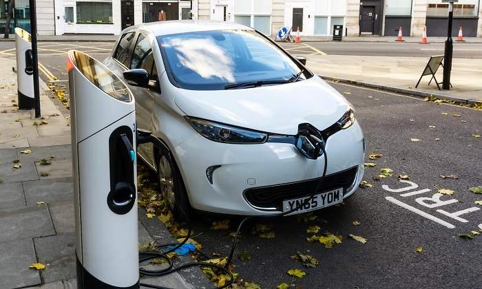 coche-cargando-renault.jpg