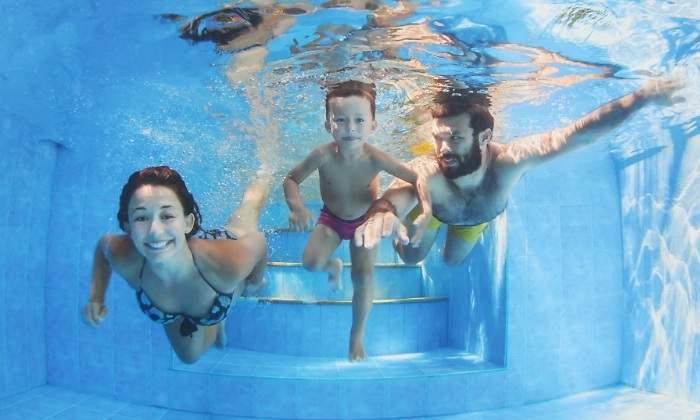 piscina-familia-dreamstime.jpg
