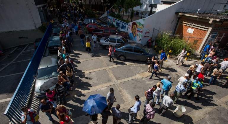 fila-personas-banco-central-venezuela-efe-770x420.jpg