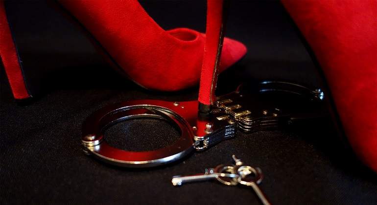 handcuffs-2086352_1920.jpg