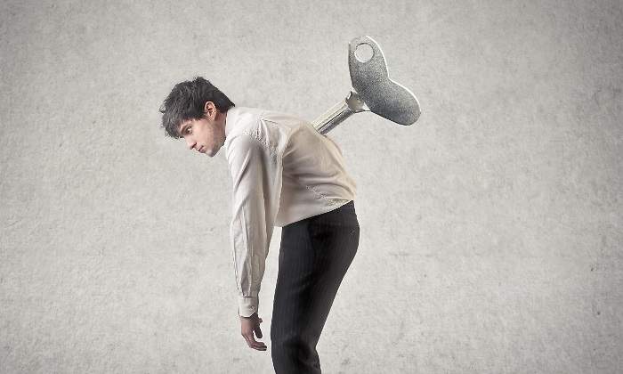trabajador-dar-cuerda-dreamstime.jpg