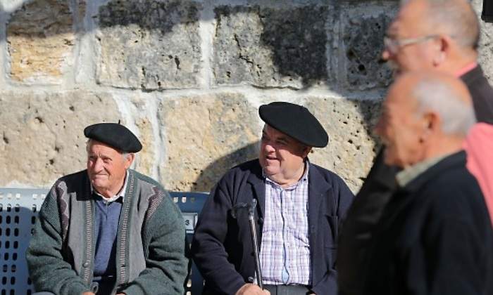 pensionistas-boina.jpg