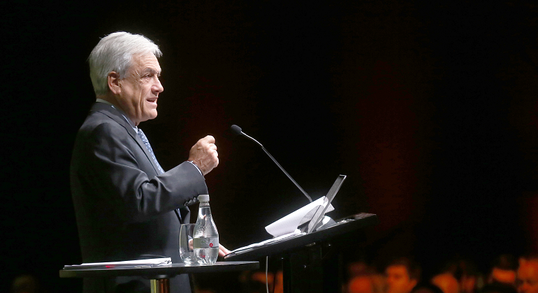 Piñera critica tuit de Michelle Bachelet dedicado a Star Wars Piñera critica tuit de Michelle Bachelet dedicado a Star Wars