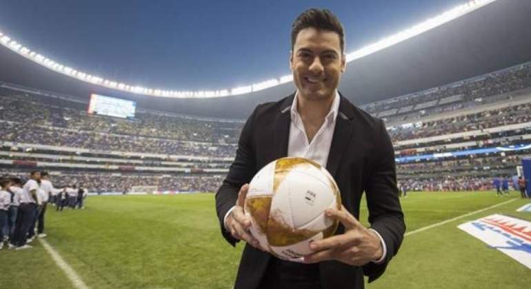 carlos-rivera-himno-nacional-cruz-azul-america.jpg