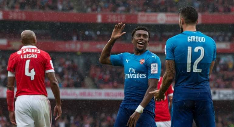 A la espera de Alexis: Arsenal goleó a Benfica en duelo amistoso