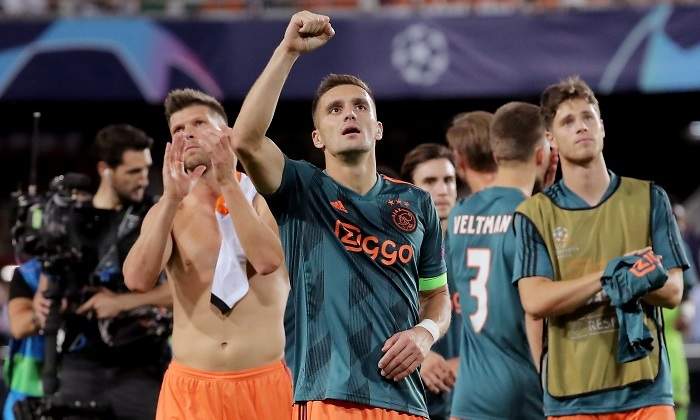 ajax-celebra-valencia-champioons-reuters.jpg
