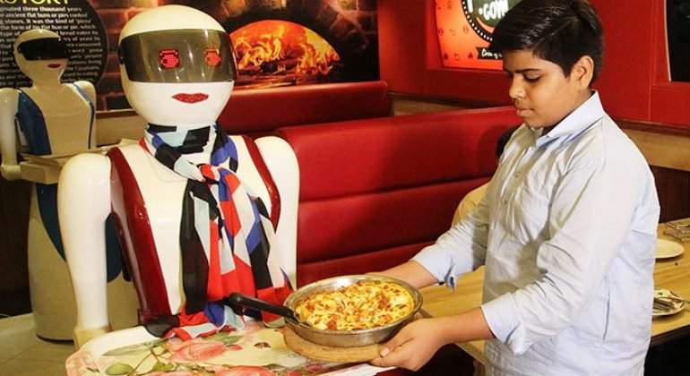 camarera-robot-pizzacom-afp.jpg