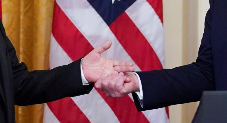 china-eeuu-liu-he-donald-trump-manos-firma-fase-1-acuerdo-comercial-15enero2020-reuters-770x420.jpg