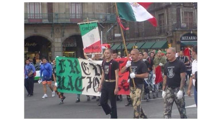 SKINHEADS-NEONAZIS-CARAVANA-MIGRANTE-MARCHA-ZoCALO-CDMX.jpg