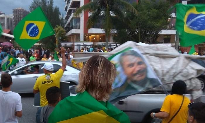 brasil-banderas-bolsonaro.jpg