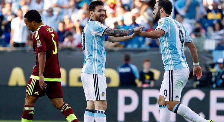 Lionel-Messi-con-Gonzalo-Higuain-Reuters.jpg