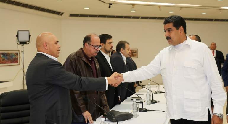 maduro-apreton-mud-torrealba-reuters.jpg