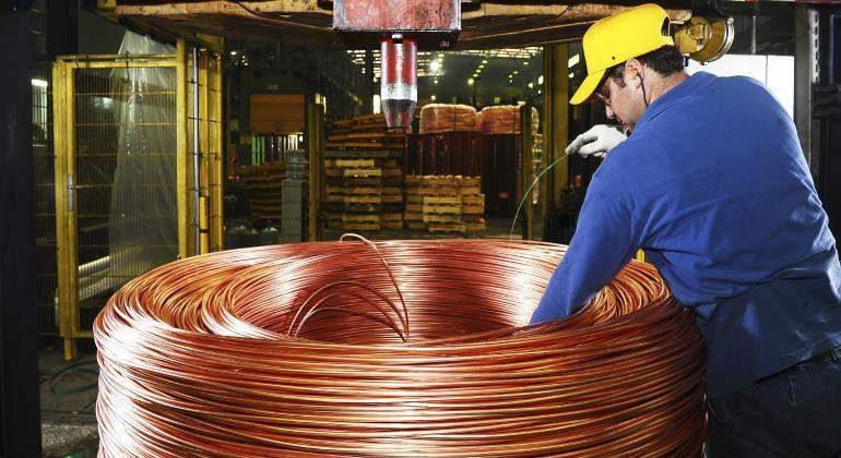 cobre-trabajador-istock.jpg