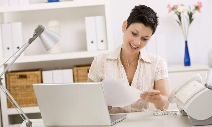 mujer-trabajadora-despacho-770-dreams.jpg
