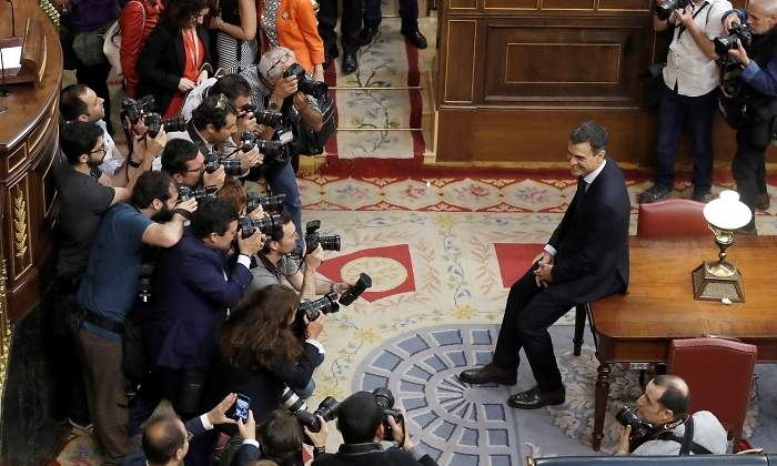 sanchez-mocion-fotografos-efe.jpg