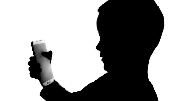estilodevida-niño-movil.jpg