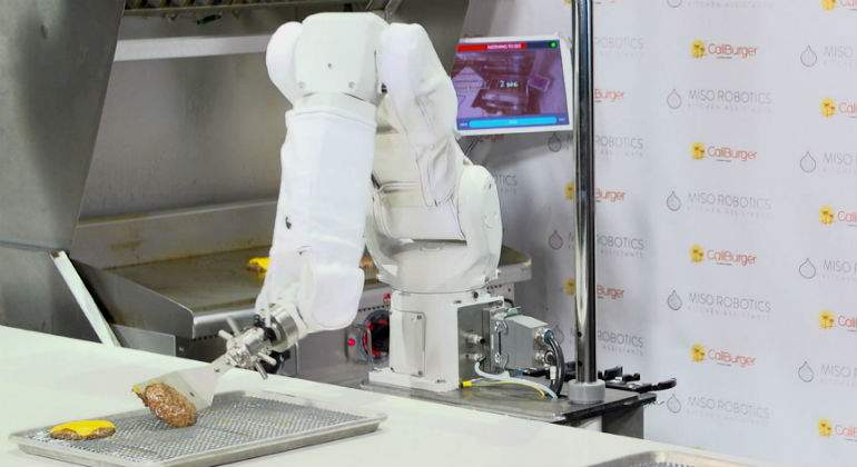 En su primera semana de trabajo, el robot Flippy resultó lento, así que lo desconectaron