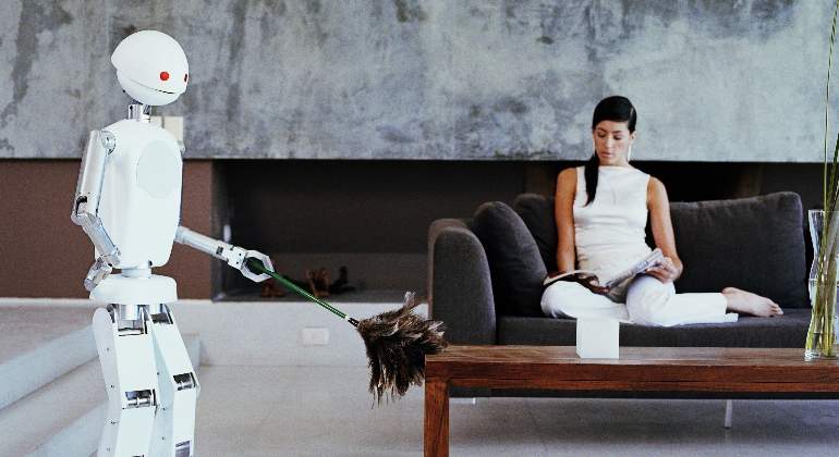 robot-trabaja-limpiar-plumero-hogar-casa-getty.jpg