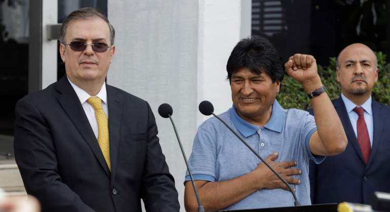 ebrard-morales-rueda-prensa-mexico-asilo-reuters.jpg