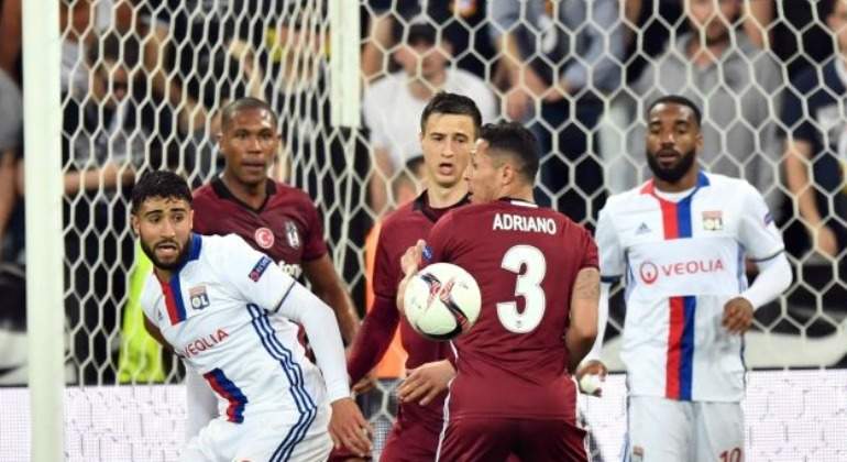 UEFA multa y amenaza con la exclusión a Besiktas y Lyon