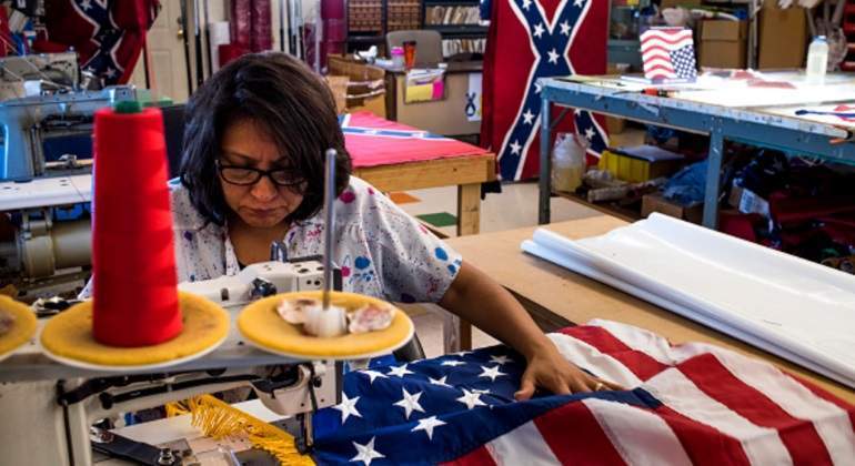trabajadora-coser-bandera-estados-unidos-eeuu-getty.jpg