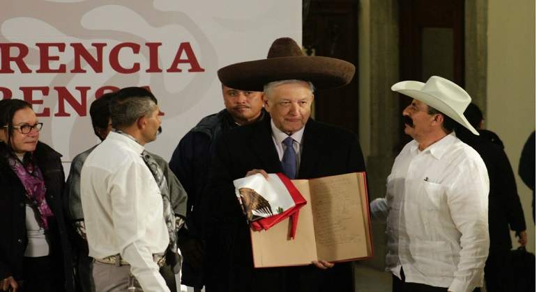 amlo-zapata-77-420-notimex.jpg