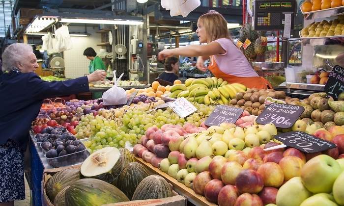 fruteria-senora-clienta-dreamstime.jpg