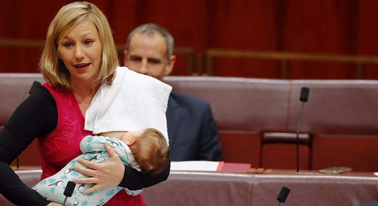 Senadora australiana amamantó a su bebé en plena sesión