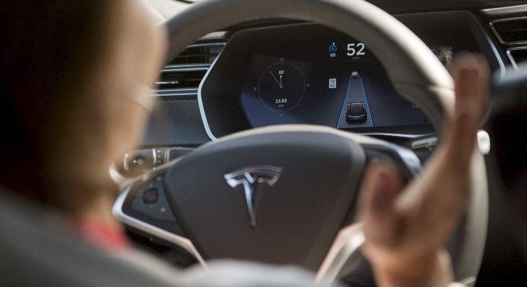 autopilot-tesla-volante.jpg