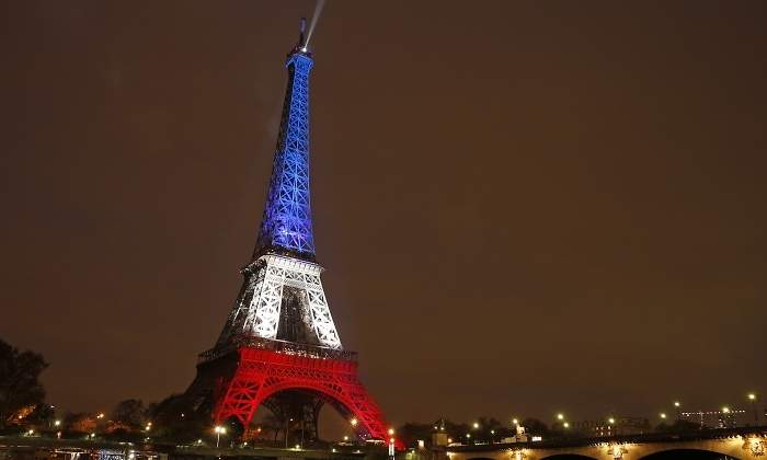 torre-eiffel-bandera-francia-reuters.jpg