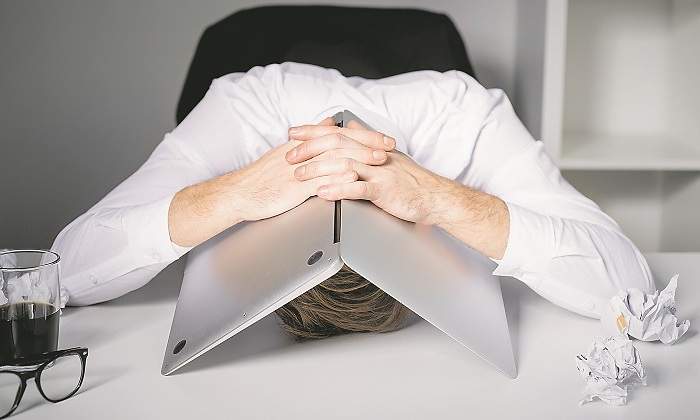 hombre-manos-cabeza-ordenador-empresario-desesperado-istock-770x420.jpg