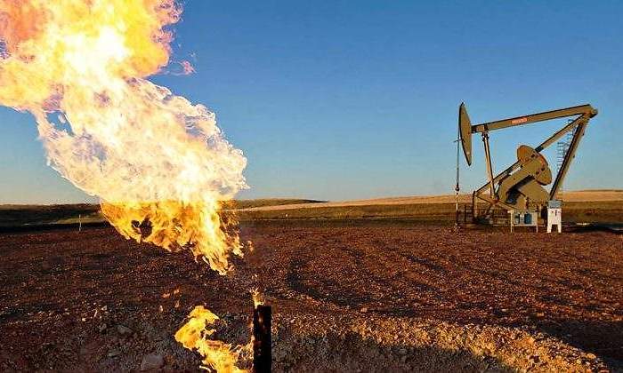 petroleo-fuego-martillo-bloomberg.jpg